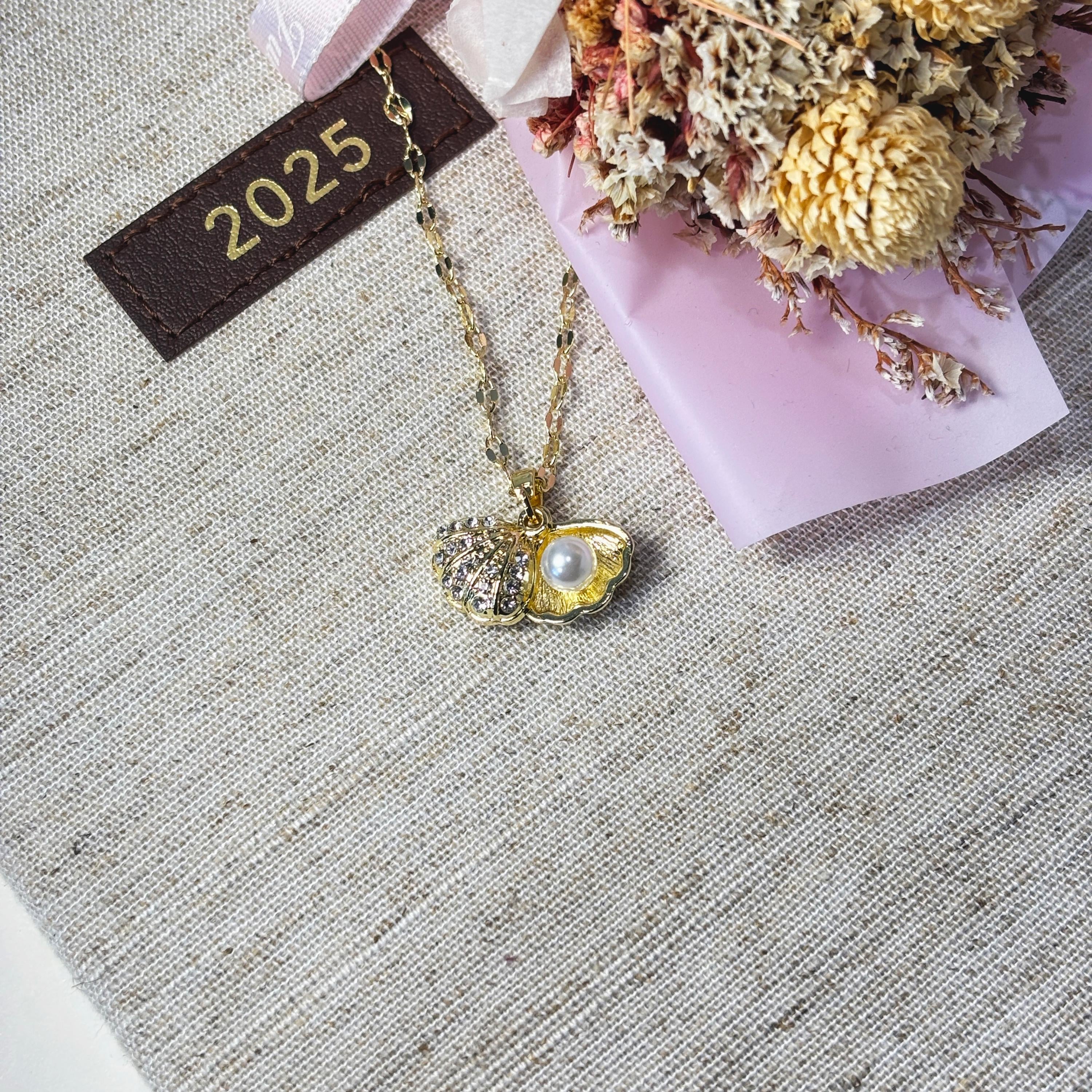 Silver Clam Sea Shell Ocean Necklace by Stella Amoré