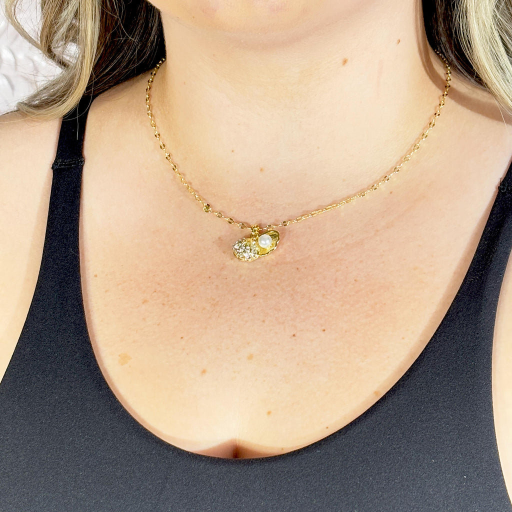 Clam Sea Shell Beach Necklace by Stella Amoré