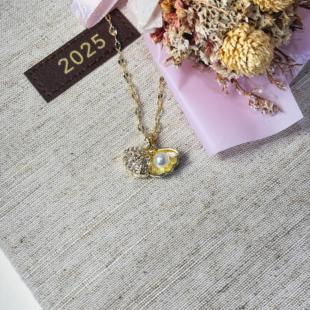 Clam Sea Shell Beach Necklace by Stella Amoré